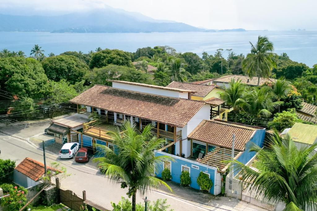Na Velinn Pousada Iguana Azul você encontra uma experiência onde o tempo parece desacelerar, onde cada momento é seu, seja para relaxar à beira da piscina, caminhar até a costeira para apreciar o pôr do sol ou explorar os encantos naturais de Ilhabela.
